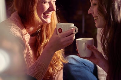 twee vrouwen die samen koffie drinken