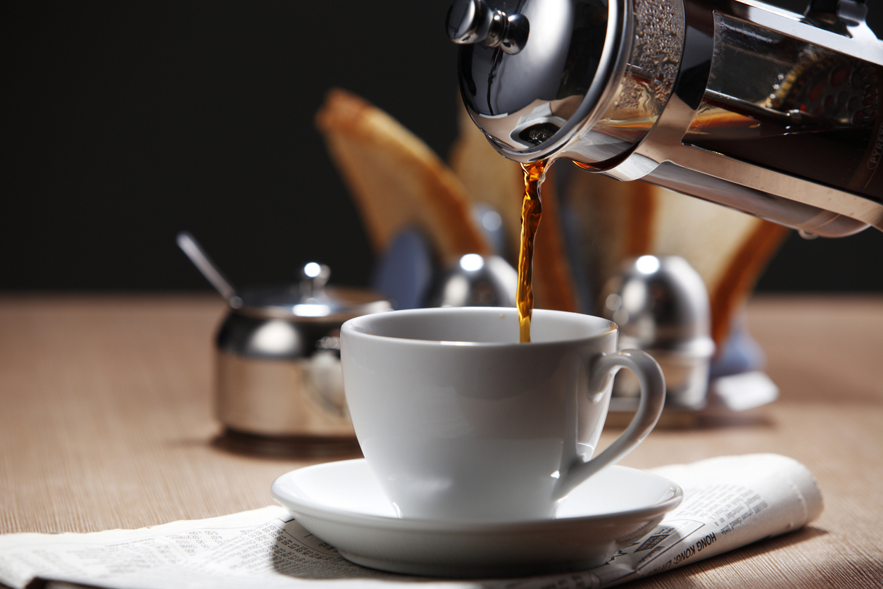 koffie ingeschonken met french press