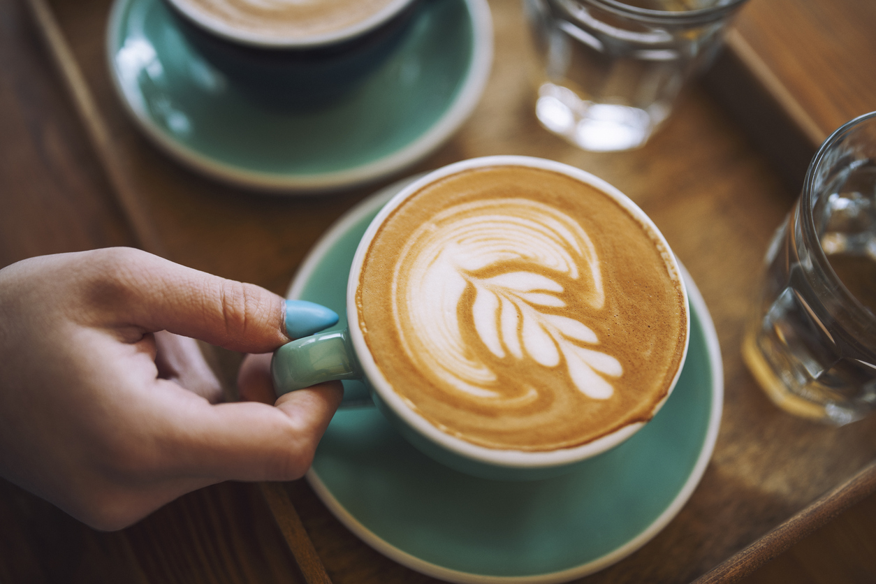 flat white op tafel