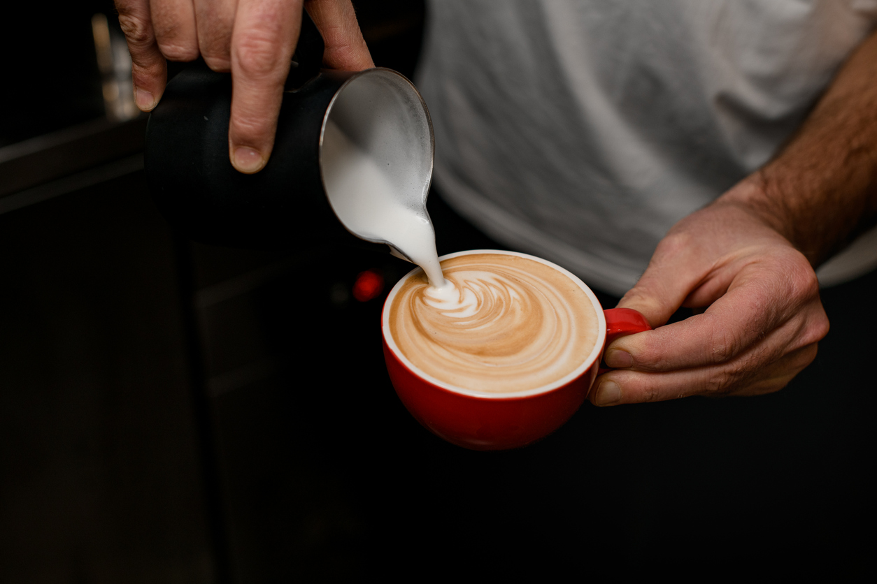 melk gieten in koffie