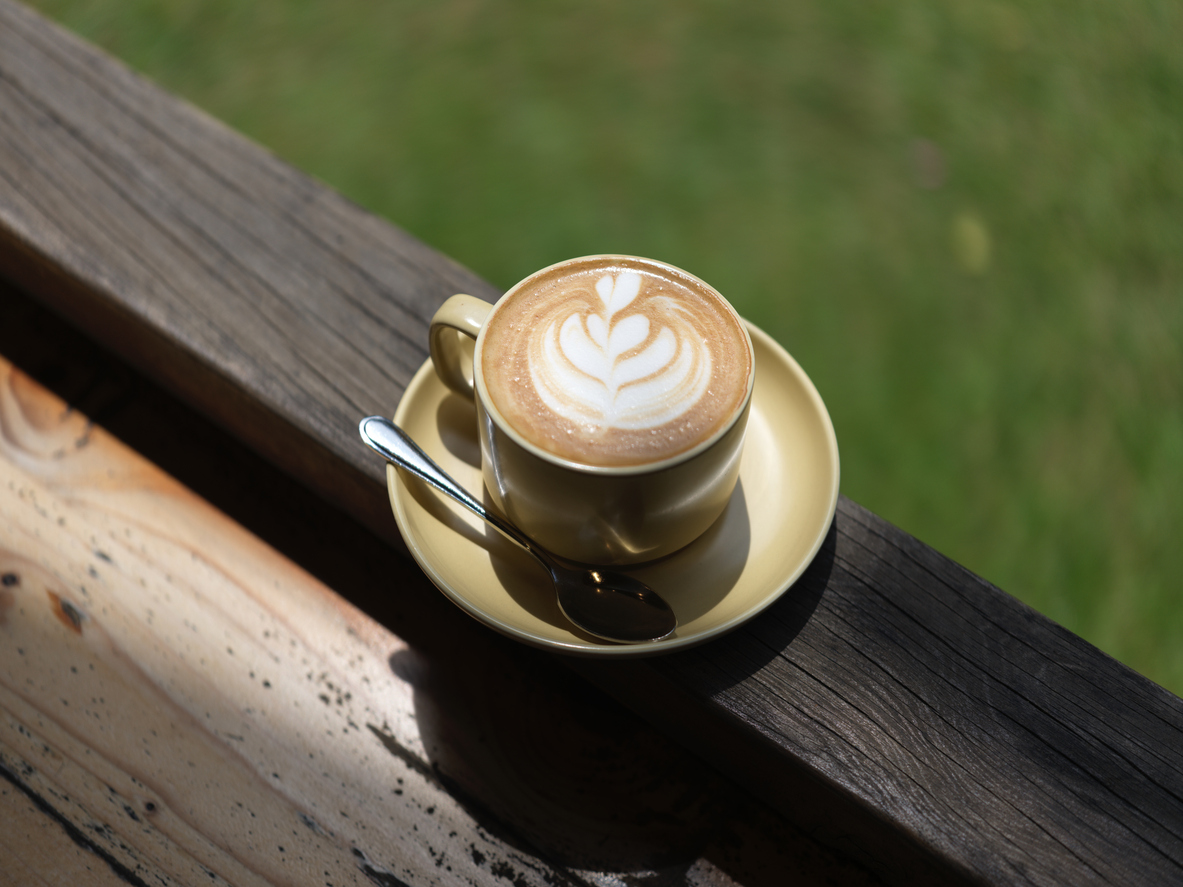 flat white op tafel