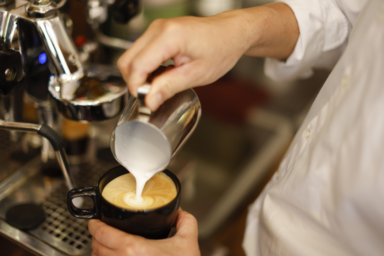 barista die cappuccino maakt